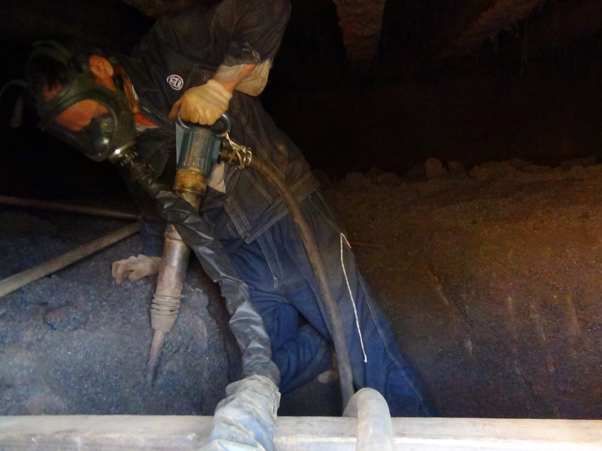 15209110688641073on0.jpg 有限空間作業(板結作業).jpg